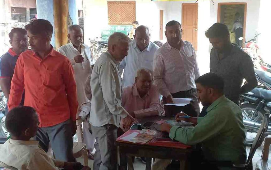 हसायन : गेंहू के बीज वितरण के दौरान अन्नदाताओं की उमड रही भीड़