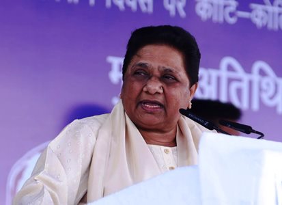 मायावती ने लखनऊ रैली में दिखाई ताकत, मायावती का सपा पर कांशीराम के अपमान का आरोप, योगी सरकार की तारीफ, बसपा सुप्रीमो ने कहा – हाथ में संविधान की कापी लेकर नाटकबाजी कर रहे हैं कांग्रेस के लोग, यूपी में पांचवी बार बसपा सरकार बनेगी, 2027 में नहीं होगा गठबंधन