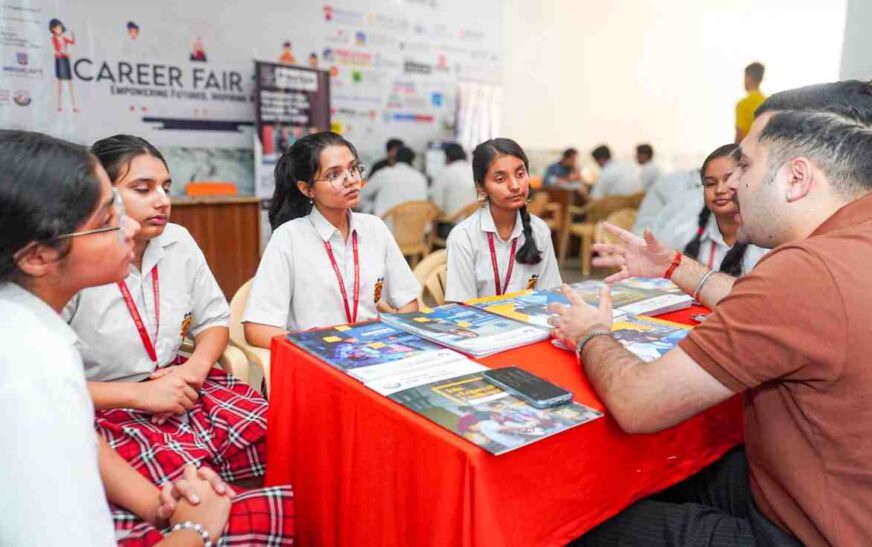 राजीव इंटरनेशनल स्कूल में लगा उच्च शिक्षा संस्थानों का करियर मेला, छात्र-छात्राओं को बताए करियर पथ पर सफल उड़ान भरने के तरीके