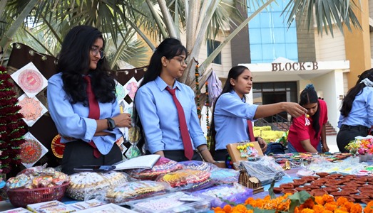 जीएल बजाज के ‘दिवाली हाट’ में दिखी सांस्कृतिक विरासत, छात्र-छात्राओं ने रंगीला राजस्थान की प्रस्तुति से लूटी महफिल