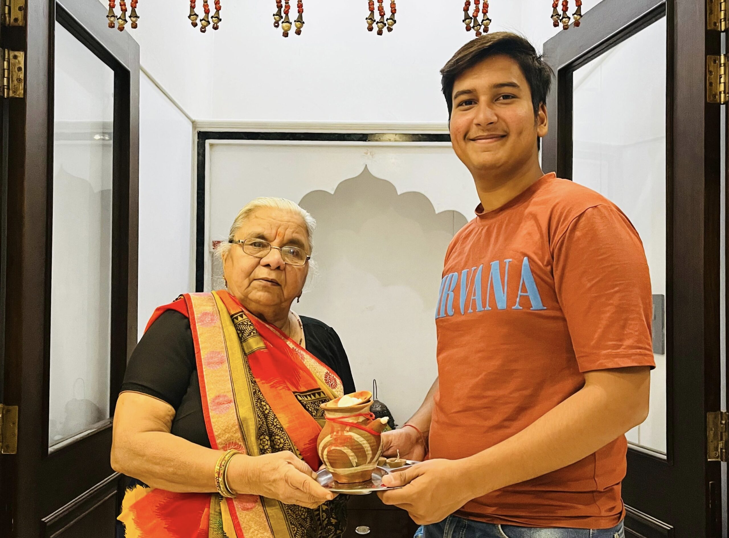 पोते ने दादी की लंबी उम्र के लिए करवाचौथ का व्रत रखा