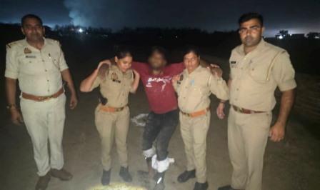 पुलिस मुठभेड़ में 25 हजार का इनामी वाहन चोर गिरफ्तार, एसओजी व हसायन पुलिस की संयुक्त कार्रवाई में बदमाश हुआ घायल, तमंचा व बाइक बरामद