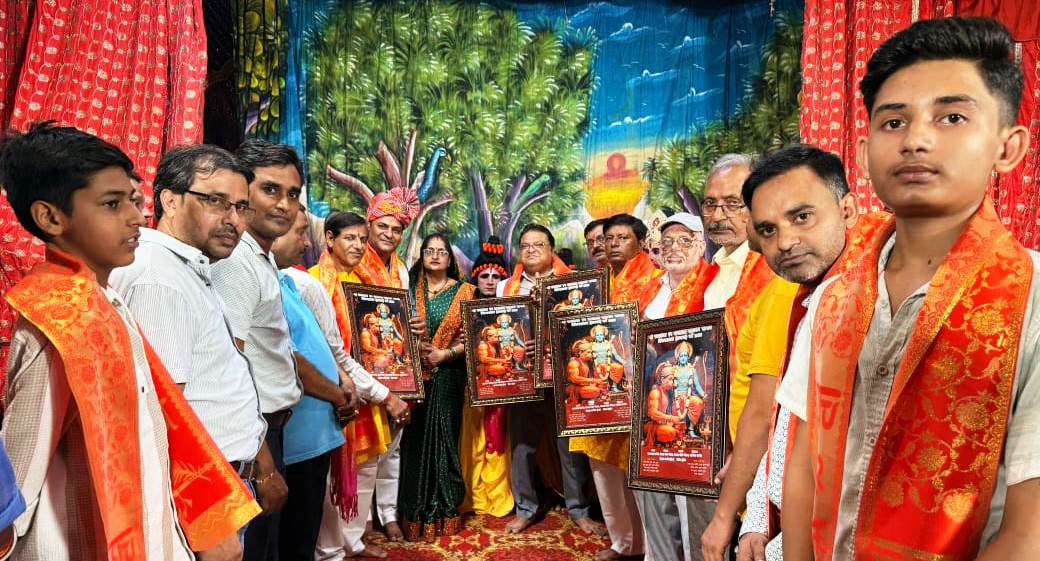 सिकंदराराऊ में रामलीला का भव्य आयोजन, भाजपा नेताओं ने फीता काटकर किया उद्घाटन