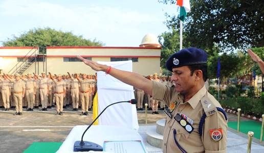 पुलिस लाइन में मनाई गांधी और शास्त्री जयंती, एसपी ने पुलिसकर्मियों को दिलाई एकता व अखंडता की शपथ