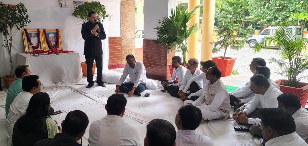 हाथरस में डीएम ने महात्मा गांधी और लाल बहादुर शस्त्री को किया नमन, सत्य-अहिंसा के पालन का लिया संकल्प