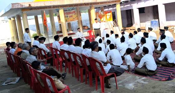 राष्ट्रीय स्वयंसेवक संघ ने नगर की बस्तियों में धूमधाम से मनाया विजयदशमी उत्सव, वक्ताओं ने समाज को संगठित होकर राष्ट्र निर्माण में योगदान देने का आह्वान किया