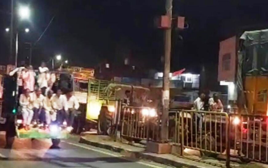 सादाबाद : दो घंटे तक हाइवे पर फंसे रहे वाहन, हाथरस रोड के निकट रावण दहन के चलते चरमराई यातायात व्यवस्था