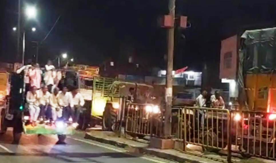 सादाबाद : दो घंटे तक हाइवे पर फंसे रहे वाहन, हाथरस रोड के निकट रावण दहन के चलते चरमराई यातायात व्यवस्था