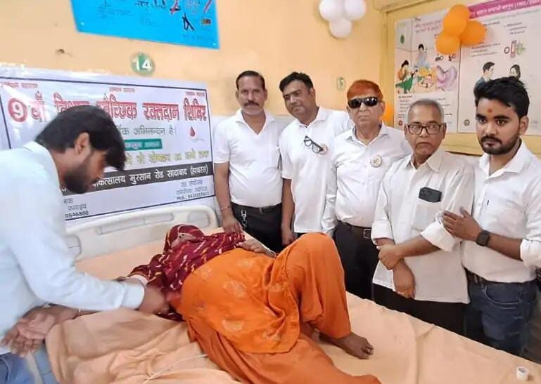 सादाबाद : दर्जनों लोगों ने शिविर में किया रक्तदान, गांधी जयंती पर सीएचसी पर आयोजित हुआ रक्तदान शिविर