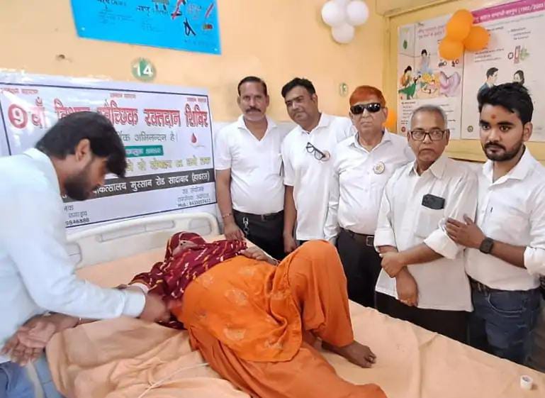 सादाबाद : दर्जनों लोगों ने शिविर में किया रक्तदान, गांधी जयंती पर सीएचसी पर आयोजित हुआ रक्तदान शिविर