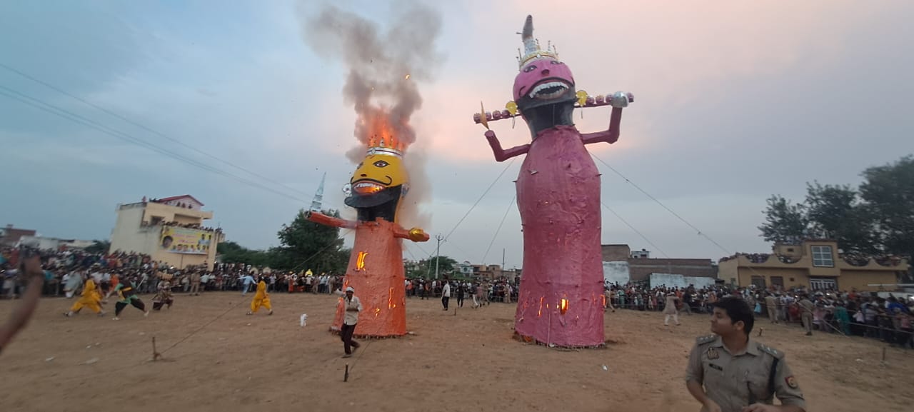 अग्निबाण लगाते ही स्वाहा हो गया बुराई का प्रतीक रावण, सादाबाद में हाथरस रोड पर रावण का पुतला हुआ दहन, जगह-जगह भक्तों ने उतारी प्रभु राम की आरती