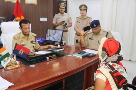 हाथरस पुलिस लाइन में एसपी ने जनसुनवाई की, लोगों की समस्याओं का तत्काल निस्तारण करने के निर्देश