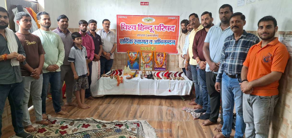 हाथरस में विजयदशमी पर विश्व हिंदू परिषद और बजरंग दल ने किया शस्त्र पूजन कार्यक्रम
