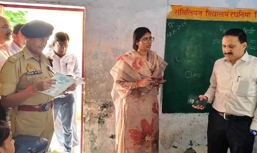 जिलाधिकारी राहुल पाण्डेय ने किया गाँव रघनियाँ के संविलियन विद्यालय का निरीक्षण, डीएम ने शिक्षकों से कहा – पढ़ाई को बनाएं सरल और रोचक, अनुशासन व स्वच्छता पर दें जोर