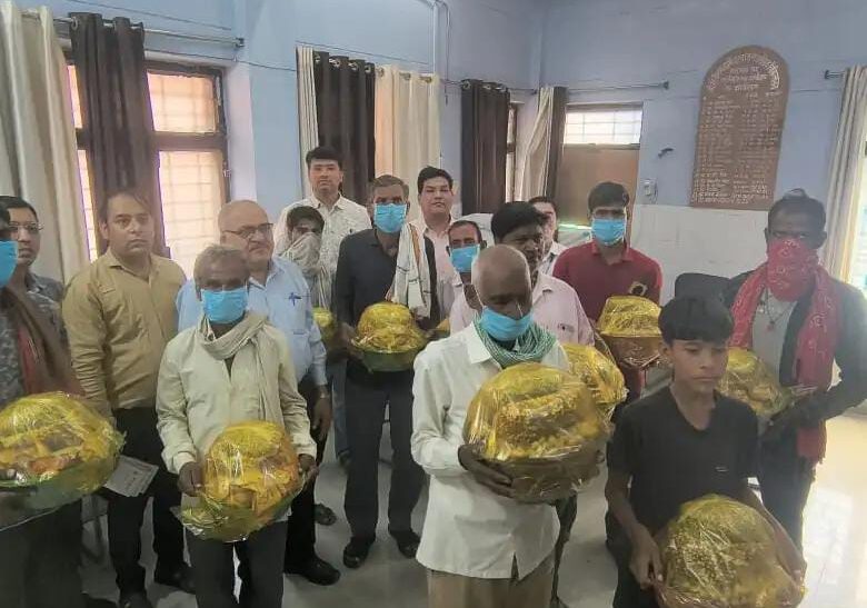 सादाबाद : टीबी रोगियों को बांटी गई पोषण पोटली, टीबी मुक्त अभियान के तहत के तहत सीएचसी पर हुआ आयोजन