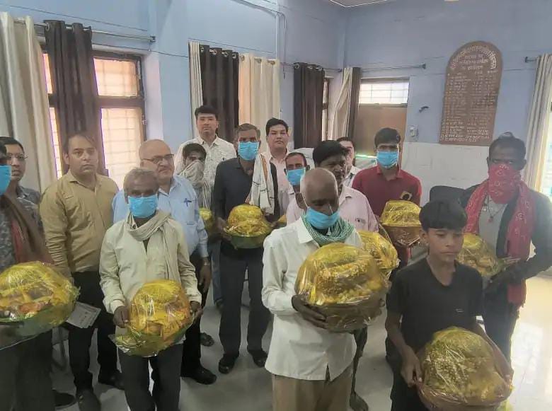 सादाबाद : टीबी रोगियों को बांटी गई पोषण पोटली, टीबी मुक्त अभियान के तहत के तहत सीएचसी पर हुआ आयोजन