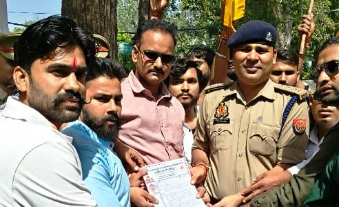 हाथरस में आरएसपी कार्यकर्ताओं ने किया सीओ कार्यालय का घेराव, भीम आर्मी जिलाध्यक्ष पर कार्रवाई की मांग, वायरल ऑडियो का विरोध