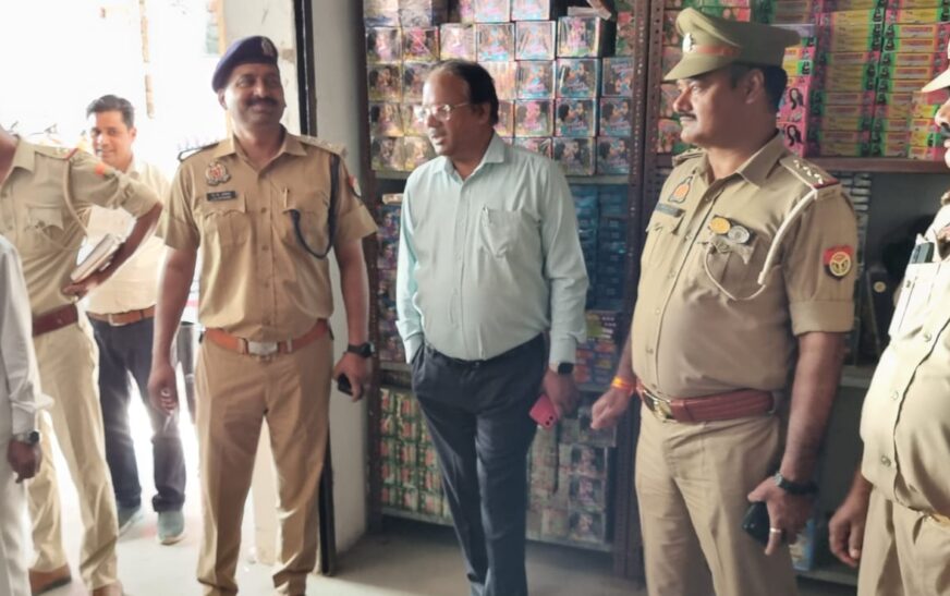 एक दर्जन दुकानों पर एसडीएम और सीओ ने मारा छापा, देशी आतिशबाजी का जखीरा बरामद