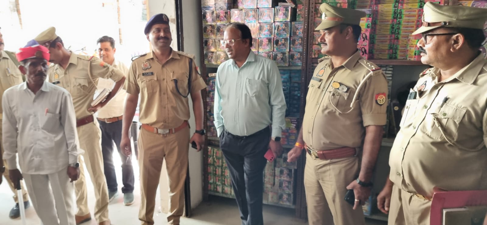 एक दर्जन दुकानों पर एसडीएम और सीओ ने मारा छापा, देशी आतिशबाजी का जखीरा बरामद
