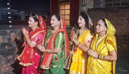 सासनी में करवाचौथ का त्यौहार धूमधाम से मनाया, महिलाओं ने सोलह श्रंगार कर चंन्द्रमा को दिया अर्घ, पति की लंबी आयु की कामना की