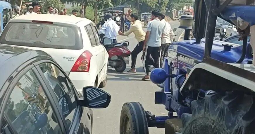 सादाबाद : बाइक सवार युवकों और राहगीरों के बीच हुआ झगड़ा, पुलिस मामले की जांच में जुटी