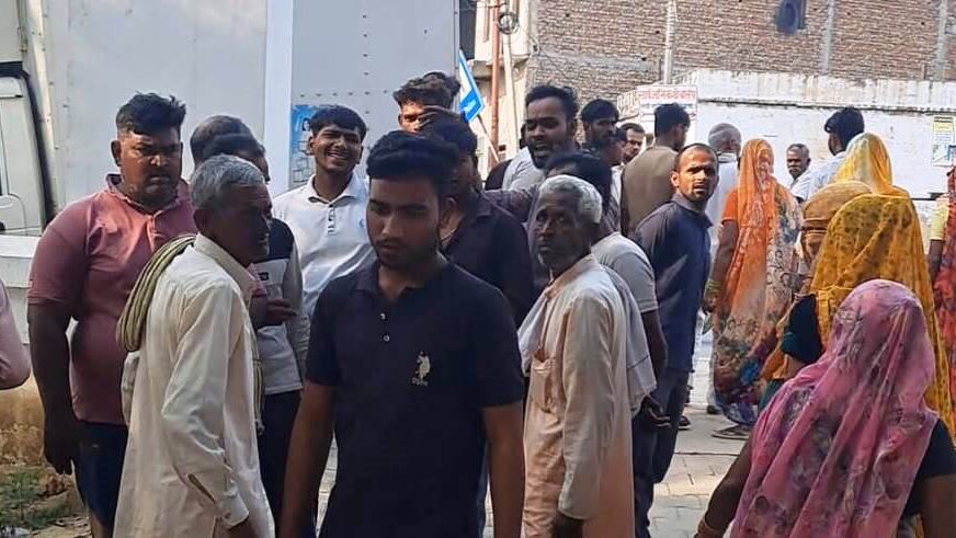 मुरसान : महिला ने लगाया विद्युत कर्मचारियों पर अभद्रता का आरोप