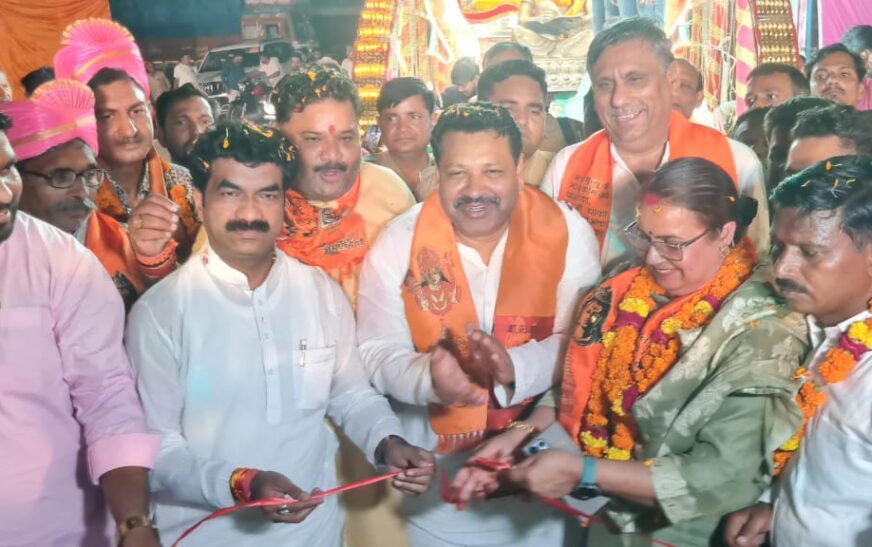 हाथरस में धूमधाम से निकली भगवान वाल्मीकि की भव्य शोभायात्रा, शहर में जगह-जगह हुआ स्वागत, पुलिस बल रहा तैनात