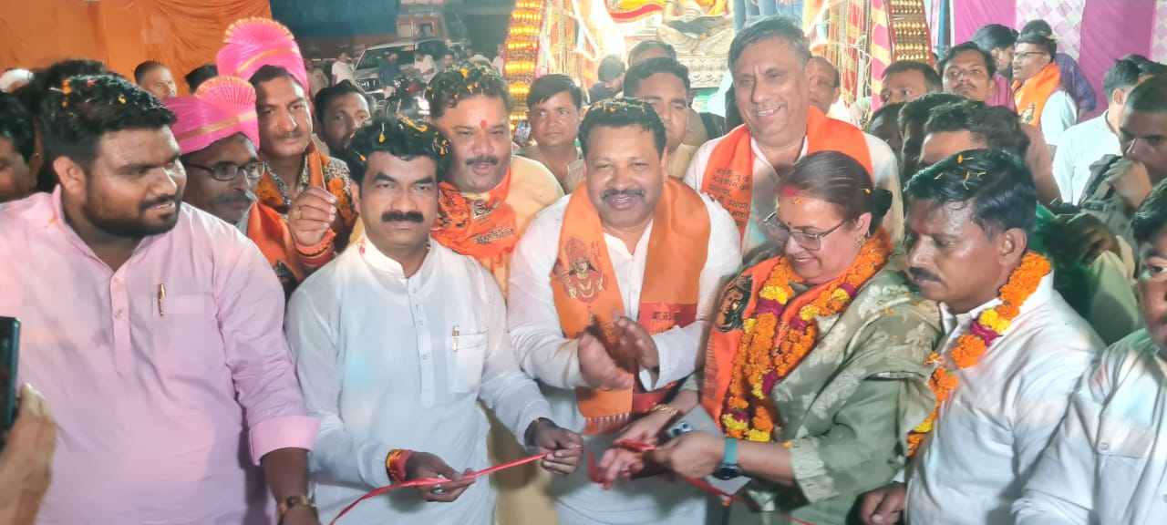 हाथरस में धूमधाम से निकली भगवान वाल्मीकि की भव्य शोभायात्रा, शहर में जगह-जगह हुआ स्वागत, पुलिस बल रहा तैनात