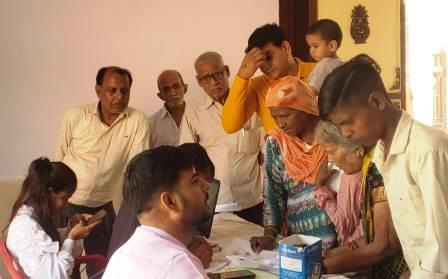 काका हाथरसी स्मारक पार्क में हुआ निशुल्क नेत्र जांच व परामर्श शिविर का आयोजन