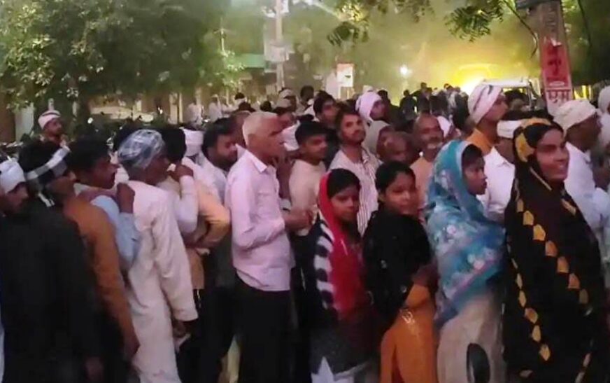 सादाबाद : खाद के लिए सुबह चार बजे से लगी लाइन, आलू की बुआई शुरू होने से खाद की जरूरत के आगे किसान परेशान