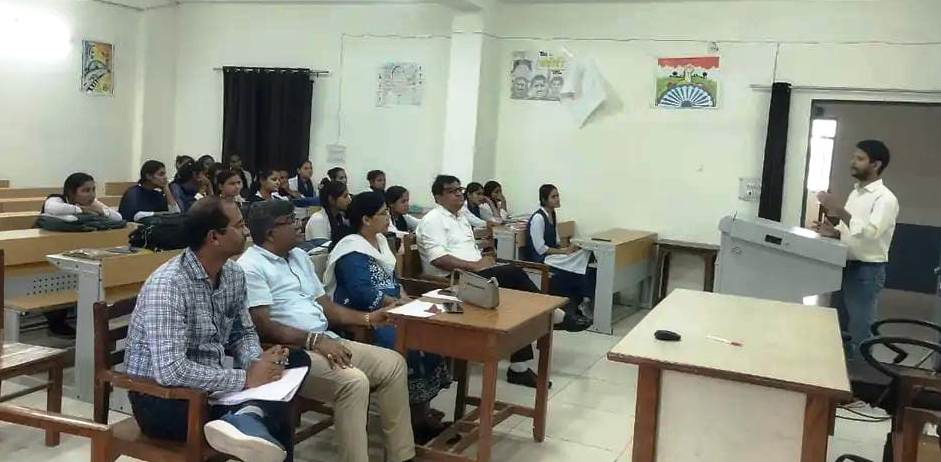 सादाबाद : साइबर अपराध जागरुकता एवं महिला सुरक्षा पर जोर, राजकीय महाविद्यालय में मिशन शक्ति और सड़क सुरक्षा जागरूकता कार्यक्रम का आयोजन