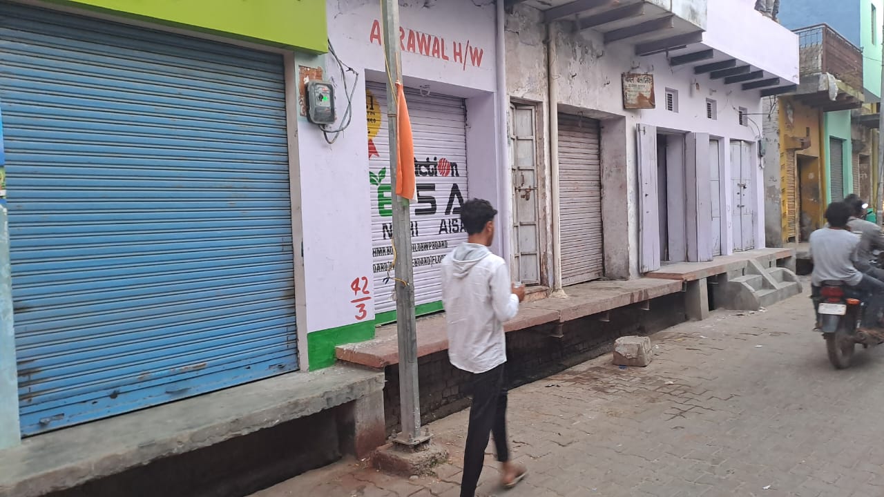 गोदाम सील करने पर व्यापारियों में नाराजगी, विरोध में मुरसान के बाजार बंद