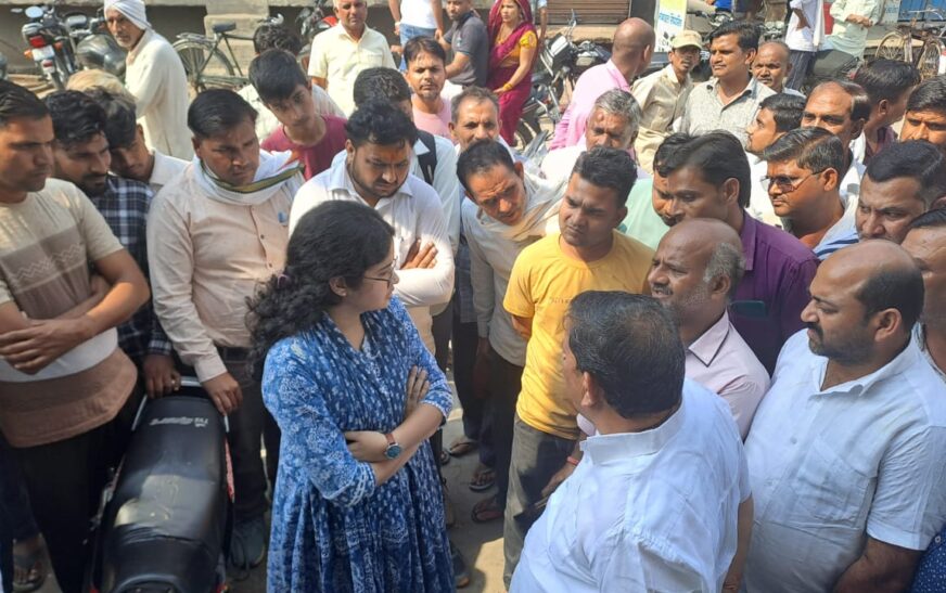 प्रशासन ने खाद व्यापारी के गोदाम सील किए, फर्म के अभिलेखों पर अंकन न होने के कारण हुई गोदामों को सील करने की कार्यवाही