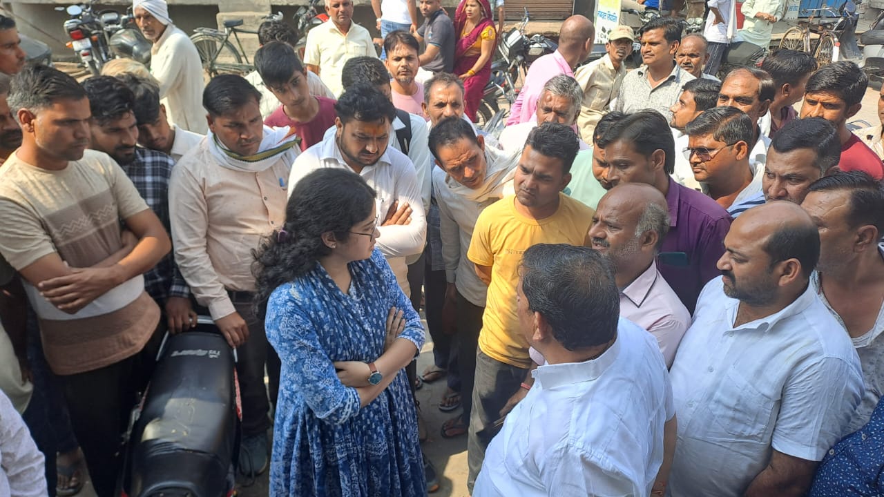 प्रशासन ने खाद व्यापारी के गोदाम सील किए, फर्म के अभिलेखों पर अंकन न होने के कारण हुई गोदामों को सील करने की कार्यवाही