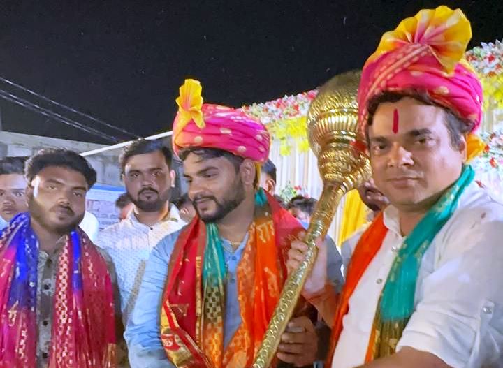 शोभायात्रा में वाल्मीकि समाज ने किया डॉ विकास शर्मा का स्वागत, डॉक्टर बोले – महर्षि वाल्मीकि ने विश्व को सत्य और धर्म का मार्ग दिखाया