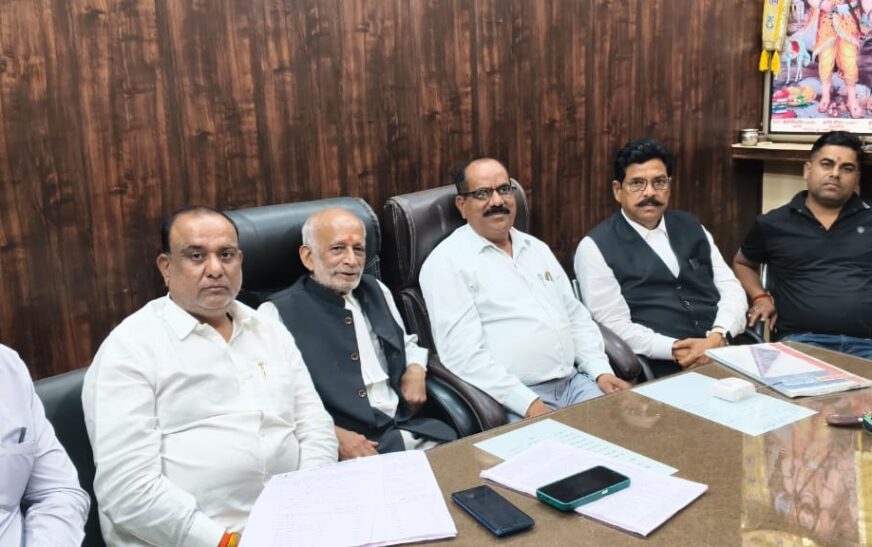 हाथरस में डिस्ट्रिक्ट बार एसोसिएशन का वार्षिक चुनाव 14 नवम्बर को होगा संपन्न, मतदाता सूची का कराया जाएगा भौतिक सत्यापन, नियमित विधि-व्यवसाय न करने वाले सदस्यों पर होगी कार्रवाई, बार काउंसिल को भेजी जाएंगी शिकायतें