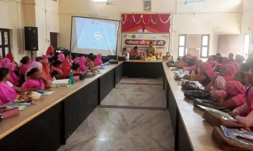 सादाबाद : आशाओं को दिया ‘पोषण भी पढ़ाई भी’ का प्रशिक्षण, लखनऊ से आई टीम ने दिया प्रशिक्षण, बच्चों की प्रारंभिक शिक्षा पर जोर