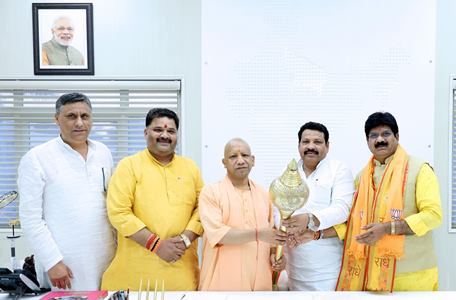 मुख्यमंत्री योगी आदित्यनाथ से मिले हाथरस सांसद, सादाबाद विधायक और जिलाध्यक्ष, दीपावली की शुभकामनाएं दी