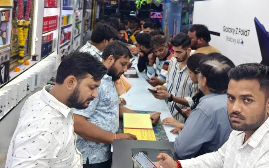 हाथरस में धनतेरस पर लोगों ने जमकर खरीदारी की, लगभग करोड़ से अधिक का कारोबार होने की संभावना, टू-व्हीलर, फोर-व्हीलर वाहन, सोने-चांदी, गारमेंट्स, इलेक्ट्रॉनिक्स और गिफ्ट आयटम की जमकर खरीदारी
