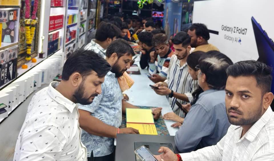 हाथरस में धनतेरस पर लोगों ने जमकर खरीदारी की, लगभग करोड़ से अधिक का कारोबार होने की संभावना, टू-व्हीलर, फोर-व्हीलर वाहन, सोने-चांदी, गारमेंट्स, इलेक्ट्रॉनिक्स और गिफ्ट आयटम की जमकर खरीदारी