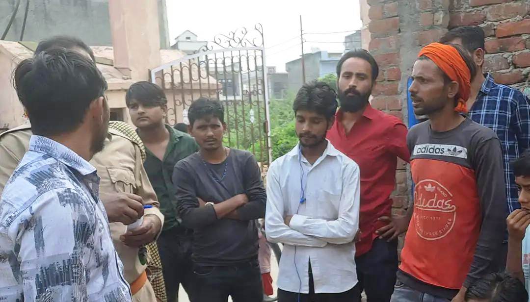 टक्कर मारने के बाद बाइक सवारों पर मारपीट का आरोप, सादाबाद में बाइक सवारों ने युवक को मारी थी टक्कर