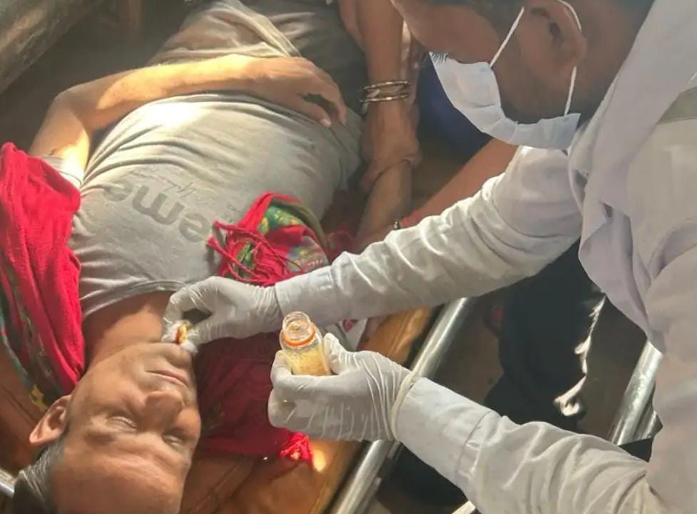 सादाबाद : ईएमटी ने दिया घायल को उपचार, आगरा रोड पर हुई सड़क दुर्घटना में घायल हुआ था युवक