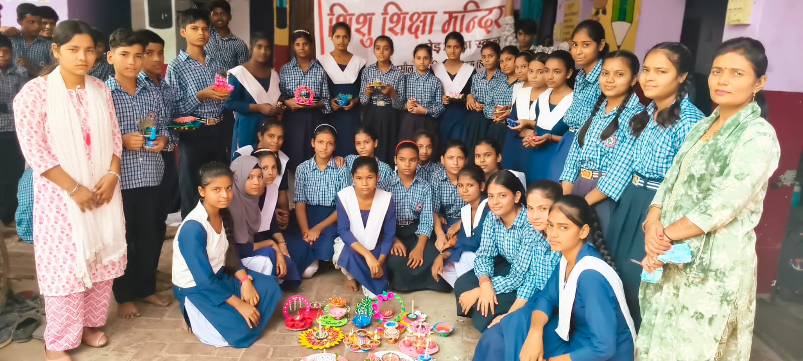 सिकंदराराऊ : विद्यालयों में छात्रों ने धार्मिक, सांस्कृतिक और रचनात्मक गतिविधियों में बढ़-चढ़कर भाग लिया, दीपोत्सव धूमधाम से मनाया