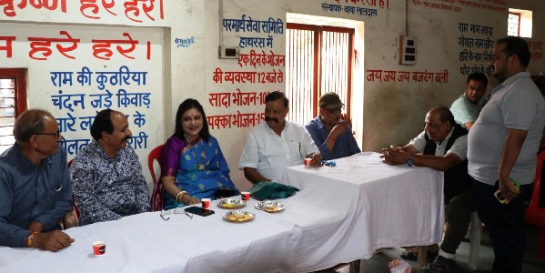 परमार्थ सेवा समिति ने असहाय वृद्धाओं को वितरित किए उपहार और पेंशन