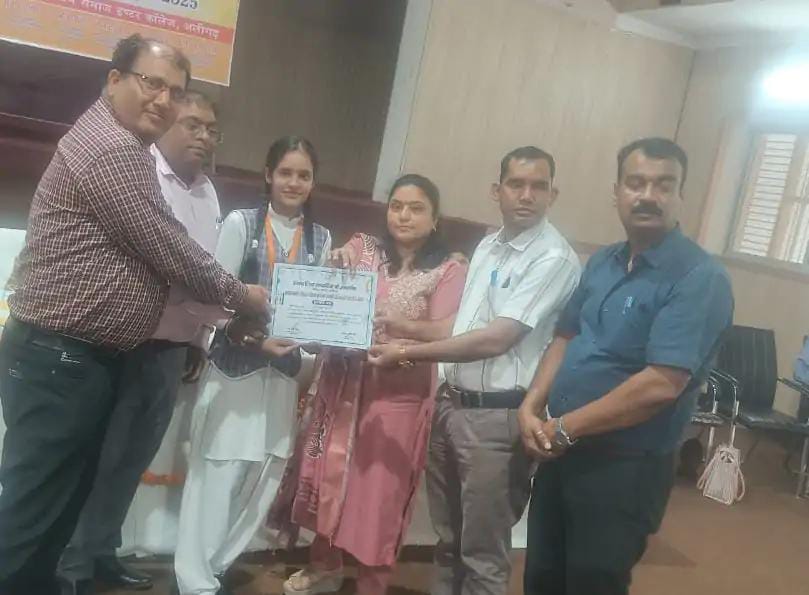 अलीगढ़ में आयोजित हुई मंडलीय विज्ञान प्रदर्शनी में कुरसंडा की छात्रा ने पाया दूसरा स्थान