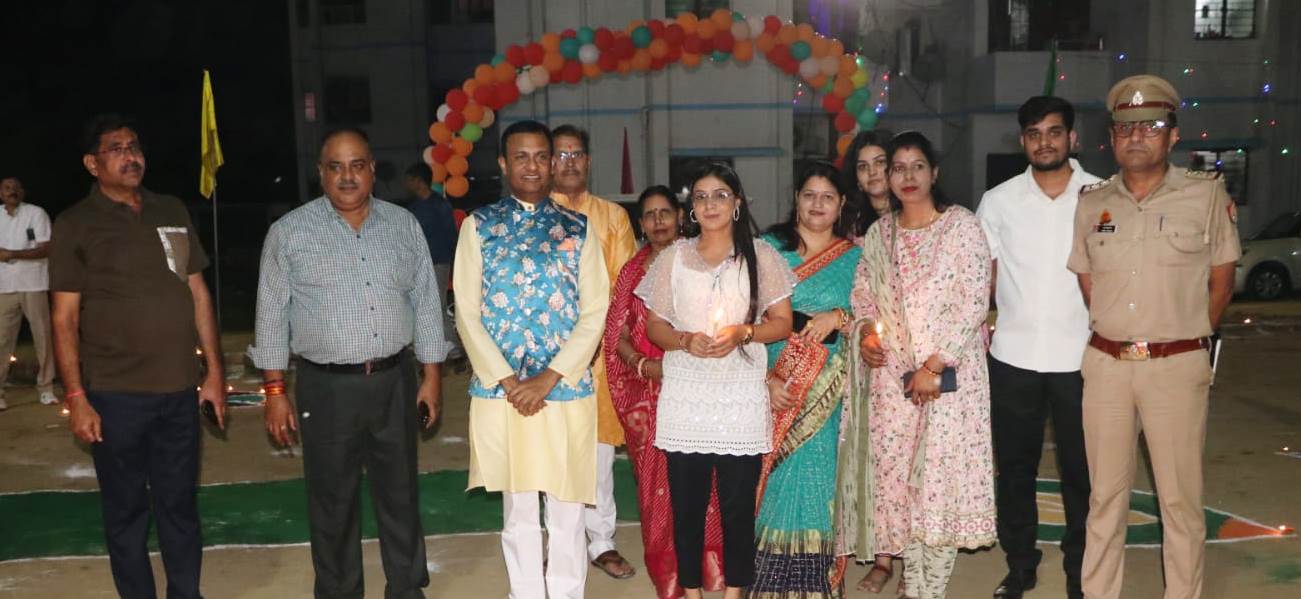 हाथरस पुलिस लाइन में एसपी ने मनाया दीपोत्सव, बच्चों को मिठाइयाँ और पटाखे वितरित किए, एसपी ने कहा – पुलिस बल केवल एक ड्यूटीबल संरचना नहीं, बल्कि एक परिवार है