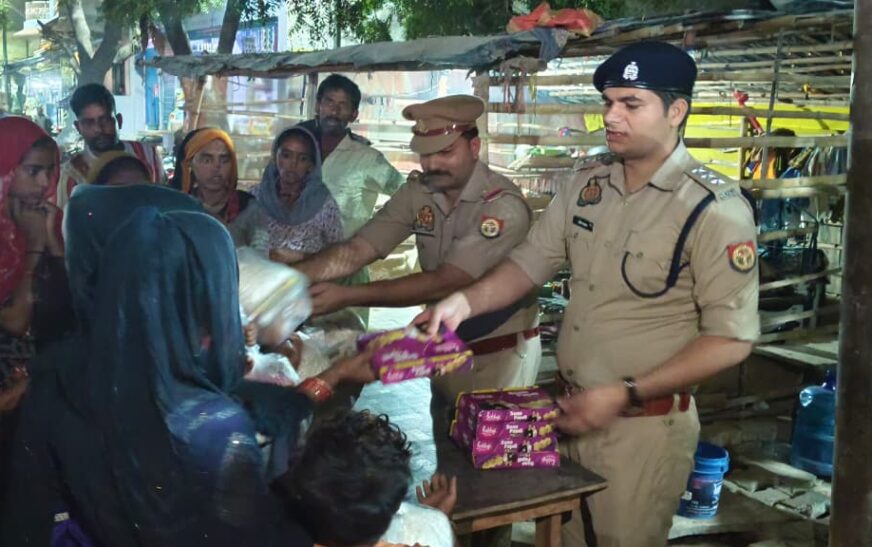 सेवा और सहयोग की मिसाल बनी हाथरस पुलिस की दीपावली, जरूरतमंदों संग बांटी दीपावली की खुशियाँ, मिठाई, कपड़े और दीये वितरित किये, लोगों ने की सराहना