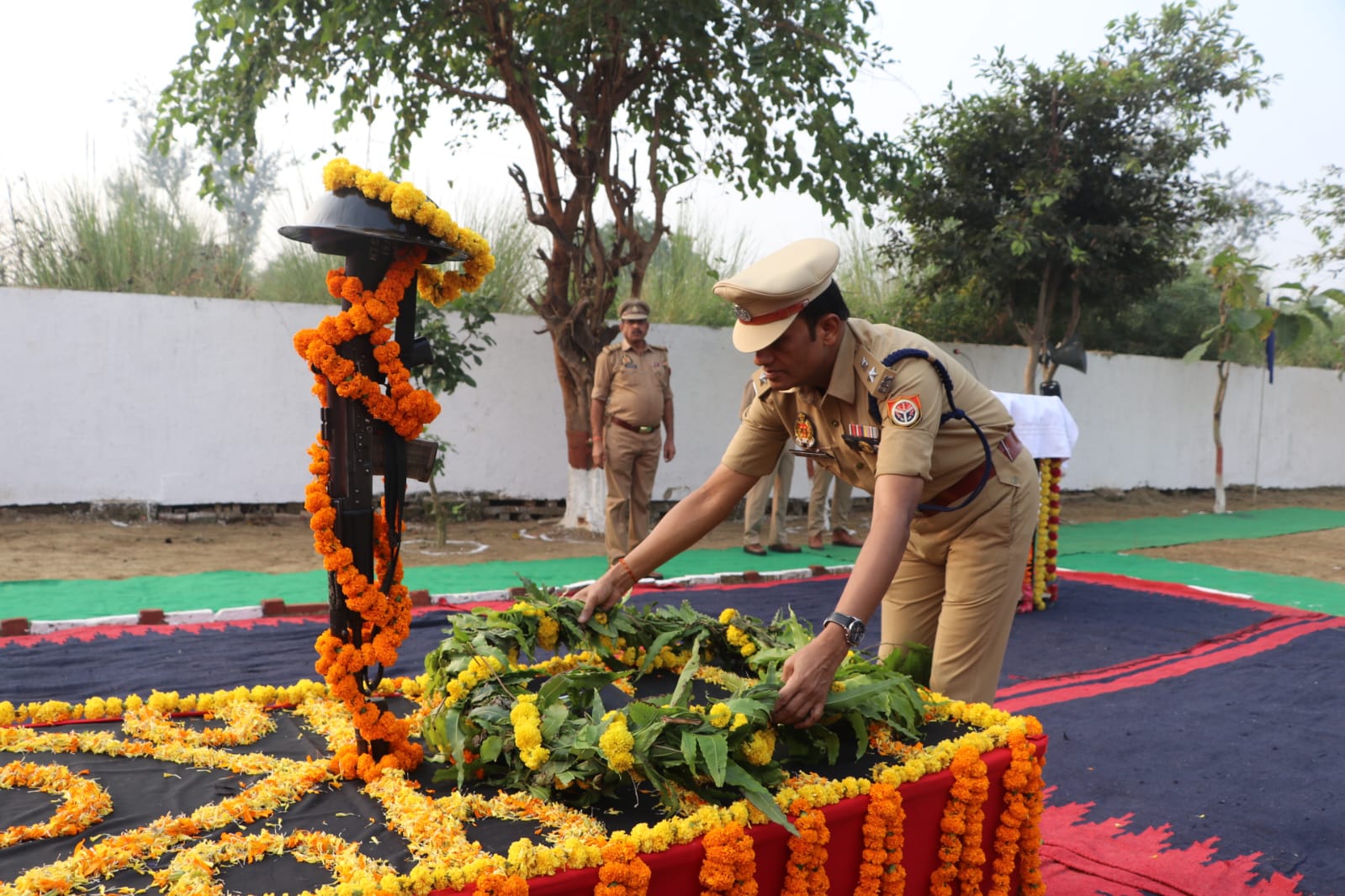 हाथरस पुलिस ने शहीदों को दी श्रद्धांजलि, रिजर्व पुलिस लाइन में पुलिस स्मृति दिवस पर हुआ आयोजन, एसपी ने कहा – शहीद पुलिसकर्मी हमारे प्रेरणास्रोत
