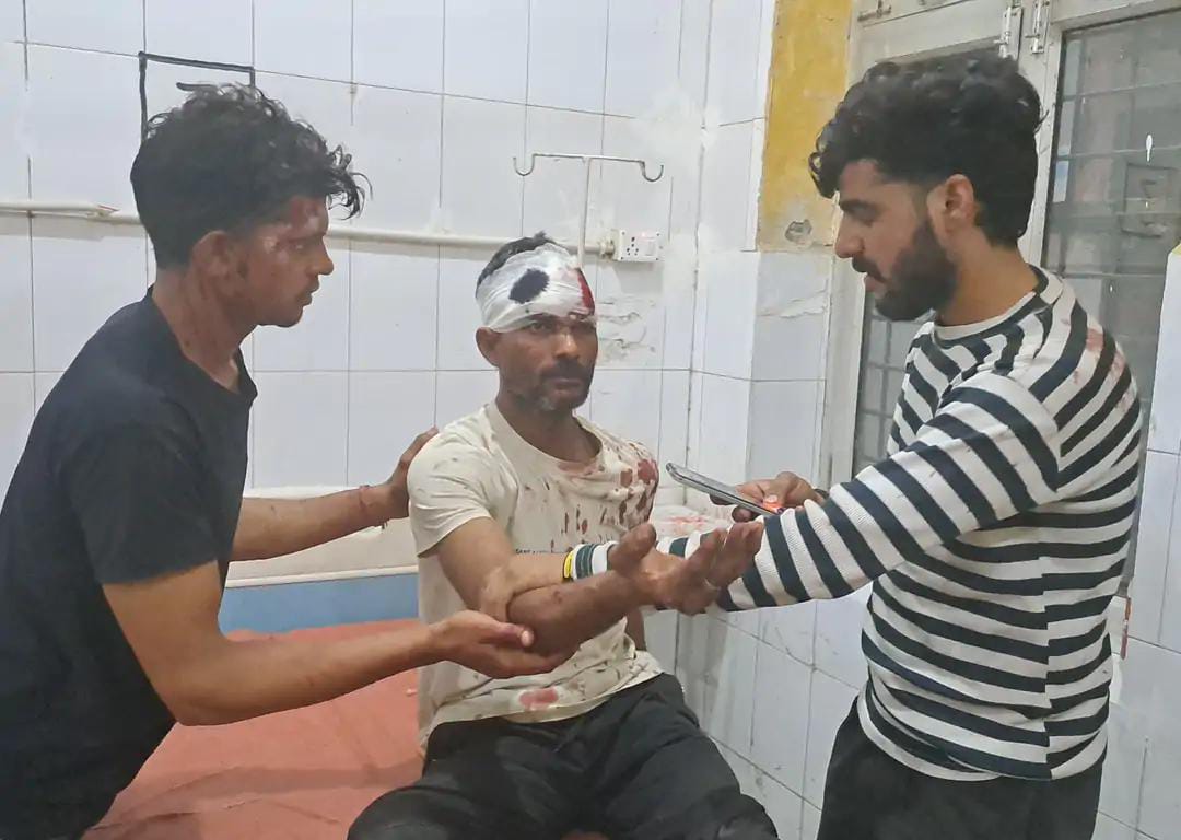 सादाबाद : आतिशबाजी को लेकर भिड़े दो पक्ष, सलेमपुर में चले लाठी-डंडे, पुलिस ने घायलों का कराया मेडिकल