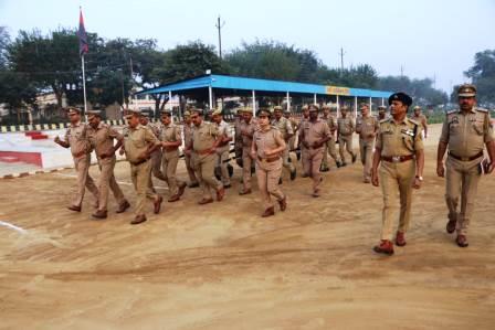 एसपी चिरंजीव नाथ सिन्हा ने पुलिस लाइन में शुक्रवार परेड का किया निरीक्षण, अर्दली रूम में रजिस्टरों की जांच कर अधिकारियों को दिए आवश्यक निर्देश